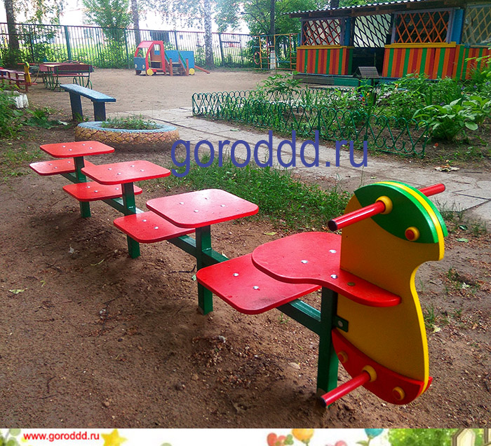 Скамейка с гусеницей для детских садов на 8 посадочных мест