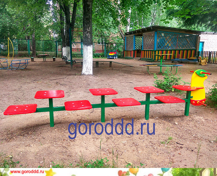 Уличная скамейка с гусеницей для участка детского сада