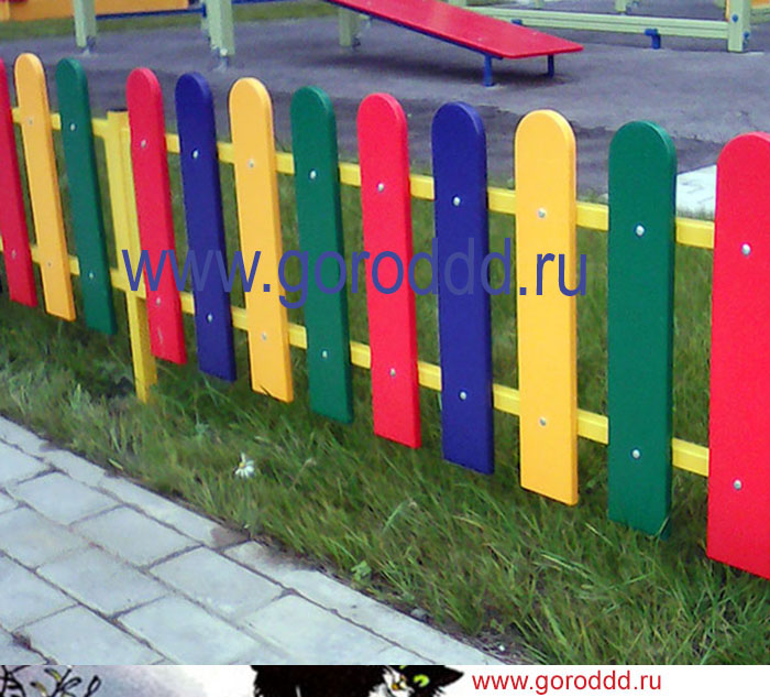 Разноцветное деревянное ограждение для детских уличных зон "Полосатик"